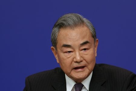　３月１８日、中国外務省によると、王毅外相（写真）が、フランスのボンヌ大統領外交補佐官に対し、中国と欧州は対話を通じて経済・貿易摩擦を解決すべきとの考えを伝えた。写真は北京で７日撮影（２０２５　ロイター／Go Nakamura）