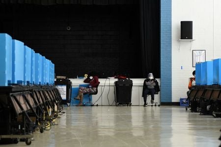　米テキサス州の司法長官が、大統領選で激戦４州が選挙手続きに不当な変更を加えたとして連邦最高裁に起こした訴訟を巡り、同４州は１０日の提出資料で、訴えには法的あるいは事実に基づく根拠がなく「虚偽」の主張でしかないと反論し、最高裁に退けるよう求めた。写真は激戦４州の１つ、ジョージア州の投票所。１１月撮影（２０２０年　ロイター/Brandon Bell）