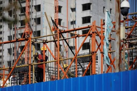 　１０月２５日、中国ニュースサイトの財聯社は、関係筋の話として、国内不動産会社が２６日、北京で中国国家発展改革委員会（発改委）と会談すると報じた。写真は北京の建設現場で昨年１０月撮影（２０２１年　ロイター／Tingshu Wang）