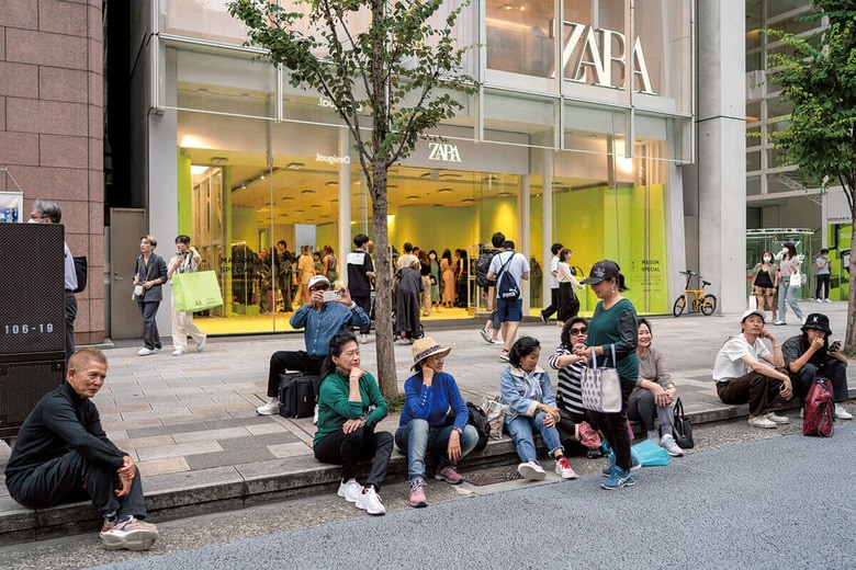 銀座の店舗の前で歩道に座り込む中国人旅行客のグループ　TOMOHIRO OHSUMI/GETTY IMAGES