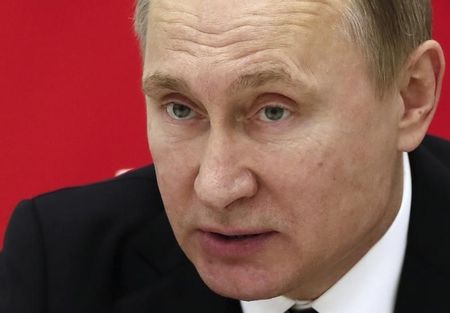 　１月２２日、安倍晋三首相はロシアのプーチン大統領（写真）と電話で会談し、大統領の訪日前に安倍首相が非公式に訪ロする方向で調整を進めることで一致した。２１日撮影（２０１６年　ロイター/Sergei Ilnitsky/Pool）
