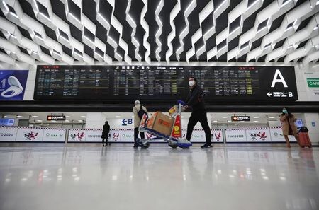 １０月２２日　成田空港は国内線の着陸料・停留料の全額を免除すると発表した。写真は３月９日、千葉県の成田空港で撮影（２０２０年　ロイター/Hannibal Hanschke）