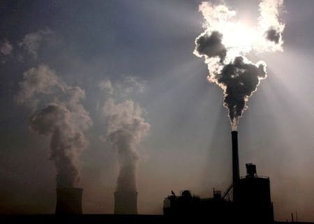　１１月１日、中国国家発展改革委員会（発改委）は国内の石炭供給を巡る状況について、石炭会社や消費者などの共同の取り組みによって大幅に改善し、価格が安定化したとの認識を示した。写真は石炭火力発電所。中国の内モンゴル自治区で２０１０年１０月撮影（２０２１年　ロイター／David Gray）
