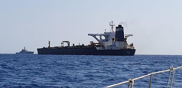 英海兵隊は、欧州連合（ＥＵ）の制裁に違反してシリアに原油を輸送していた疑いのあるイランの大型石油タンカーを英領ジブラルタル沖で拿捕した。拿捕されたタンカー「グレース１」。ジブラルタル沖で撮影。提供写真（２０１９年　ロイター）