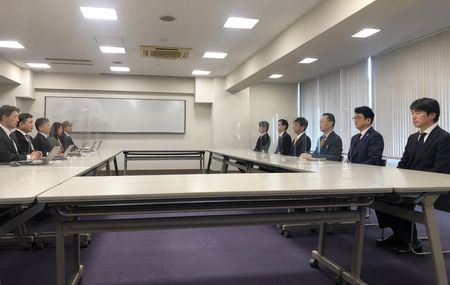 　２０２３年の春闘は３月１５日、主要企業が労働組合の賃金要求に回答する集中回答日を迎えた。写真は、電機連合と経営側が行った最後の労使懇談会。１１日午前、東京都港区で撮影（２０２３年　時事通信）