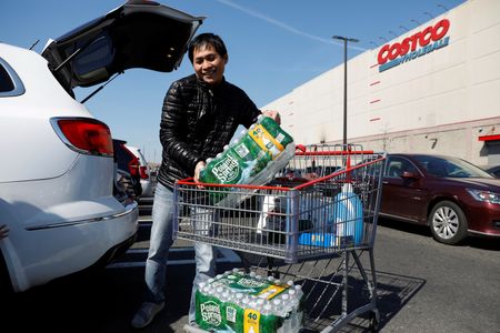 　７月１０日、米会員制倉庫型量販店のコストコ・ホールセールは、米国とカナダの顧客を対象に９月１日から年会費を７年ぶりに引き上げると発表した。写真は米ニューヨークにあるコストコの駐車場で２０２０年３月撮影（２０２４　ロイター／Andrew Kelly）