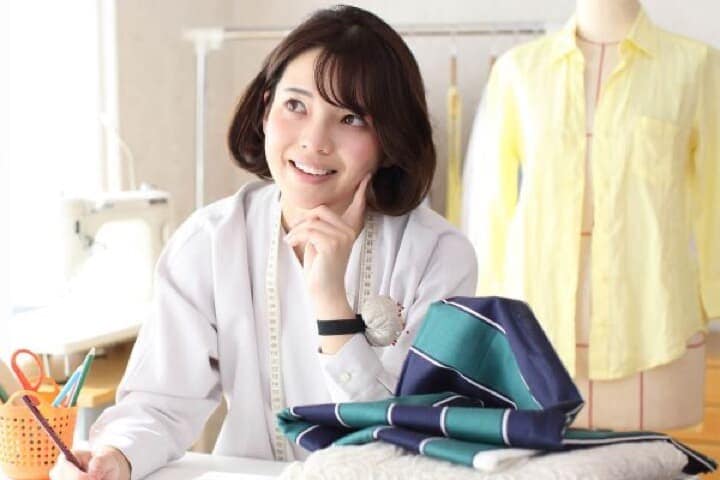 デザイン資格を取得して働く女性のイメージ