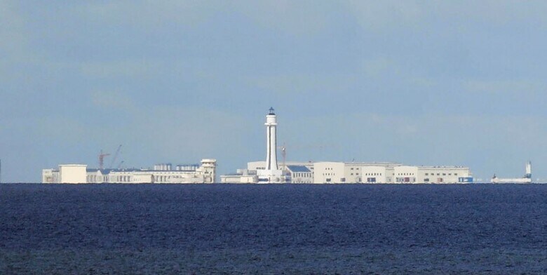 ２月１４日、フィリピンと中国は、領有権を争う南シナ海における石油・ガス開発の共同調査を検討する作業部会設置で合意した。写真は南シナ海のスプラトリー諸島に建つ中国の建造物。昨年４月撮影（２０１８年　ロイター／Erik de Castro）