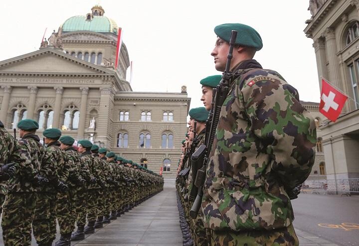 日本はスイスのようになれる？（写真はスイス陸軍）　RUBEN SPRICHーREUTERS