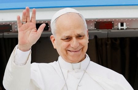 ローマ教皇レオ１４世。4月13日、ローマ近郊の空港で撮影。REUTERS/Remo Casilli