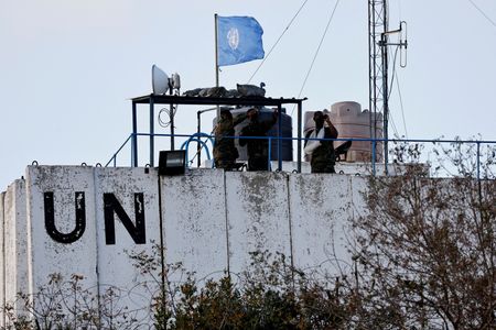 国連レバノン暫定軍（ＵＮＩＦＩＬ）のレバノン南部の拠点３カ所が１０日、イスラエル軍による発砲を受けた。写真はレバノン南部で２０２３年１０月撮影（２０２４年　ロイター/Thaier Al-Sudani）