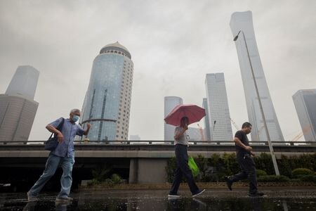 中国国務院（内閣に相当）は１１日、国内外の企業の取引を促進するための金融支援強化策を公表した。７月１２日撮影（２０２３年　ロイター/Thomas Peter/File Photo）