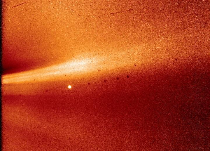 コロナから長く伸びるストリーマをとらえた。画像中心部で光っている物体は水星。　NASA/Naval Research Laboratory/Parker Solar Probe