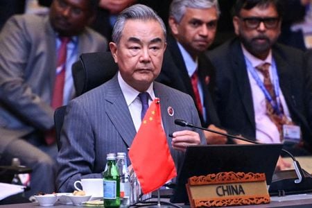 中国は１６日、王毅外相が１８─２０日の日程でインドを訪問すると発表した。ヒマラヤ山脈の国境の係争地について協議する。写真は７月１１日、マレーシアのクアラルンプールで撮影（２０２５年　代表撮影）