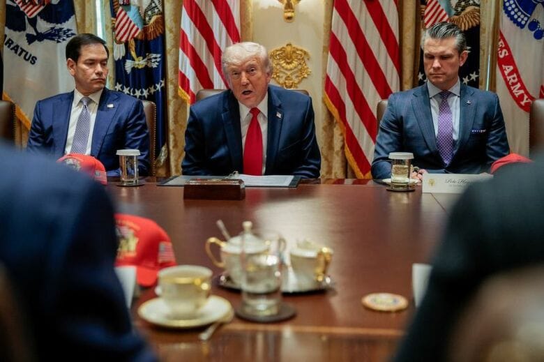 5月27日、ホワイトハウスで会議に出席するトランプ米大統領、ルビオ国務長官、ヘグセス国防長官。 REUTERS/Evan Vucci