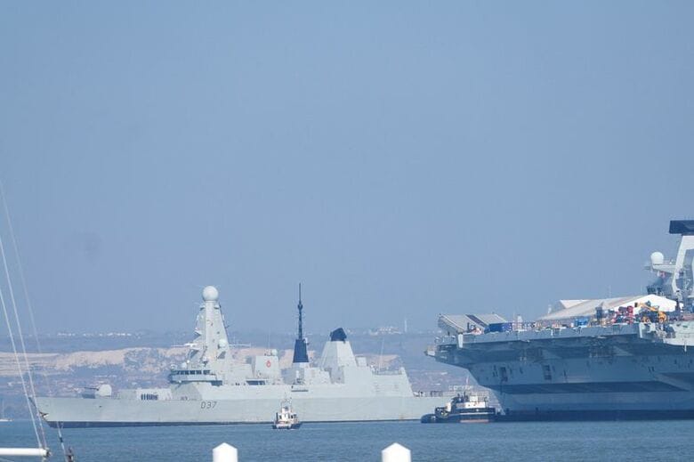 2026年3月4日、ポーツマス港を出港する英国海軍の駆逐艦HMSダンカン。REUTERS/Carlos Jasso