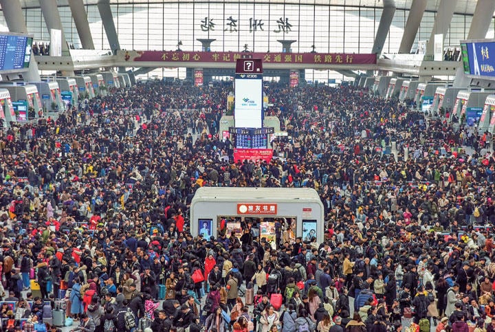 全国規模で人が移動する時期を前に正確な情報が求められる（春節でごった返す浙江省杭州東駅、2019年1月）　REUTERS