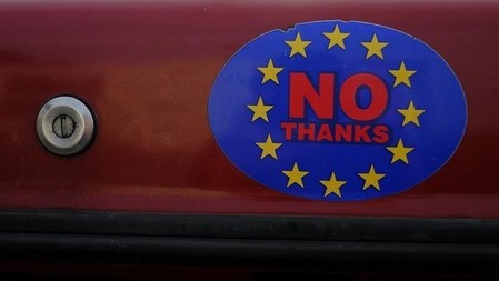 　４月２７日、経済協力開発機構（ＯＥＣＤ）は、英国の国民投票で欧州連合（ＥＵ）の離脱（ブレグジット）賛成派が多数を占めた場合、経常赤字は拡大し、ポンドは下落するとのリポートを公表した。写真はＥＵ離脱を訴えるステッカー。２月撮影（２０１６年　ロイター/Phil Noble）