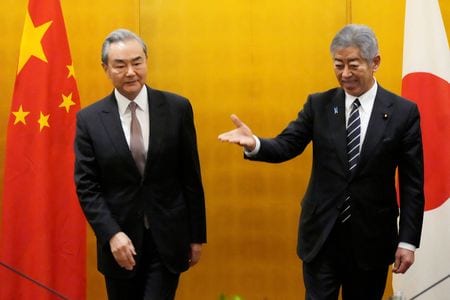 岩屋毅外相（写真右）は２２日午後、中国の王毅外相（左）との会談後に記者団の取材に応じ、福島第１原発の処理水放出以降に中国が停止した日本産水産物の輸入再開について、「再開に向けた関連プロセスの進展を確認できた」と語った。 ３月２２日、東京で撮影（２０２５年　代表撮影）