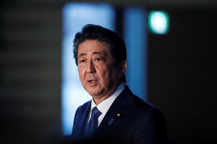 安倍晋三首相は、今月７日に東京都など７都府県を対象に緊急事態宣言を発令してから２週間経過した２１日午前、まだ地域によっては外出自粛が不十分なところがあり、一層のテレワークをお願いしたいと述べた。写真は4月6日、首相官邸で撮影（2020年　ロイター/Issei Kato）