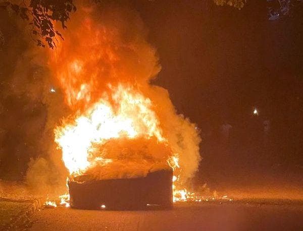 7月2日、米電気自動車（EV）メーカー、テスラが6月に納車を開始した「モデルS」の高性能車種「プレイド（Sプレイド）」が、米国で運転中に発火したことが分かった。写真は炎上するSブレイド