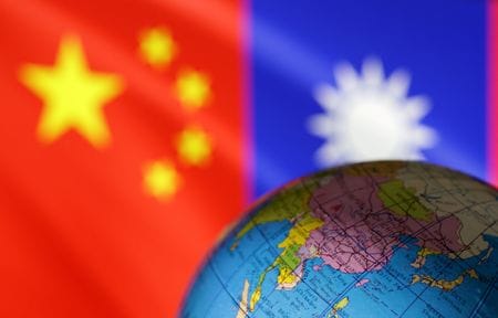 台湾総統府は１４日、米中首脳会談を受けて声明を発表し、台湾は主権維持について妥協せず、住民の民主主義と自由を断固として守ると表明した。また、台湾海峡の平和と安定の維持は台湾・中国双方の共通の責任であり、「戦場での対峙（たいじ）」はどちら側にとっても絶対に選択肢にはならないとした。（２０２２年　ロイター／Dado Ruvic）
