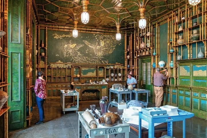 レイランドの磁器コレクションのレプリカも配して、140年前そっくりに再現された部屋　COLLEEN DUGAN