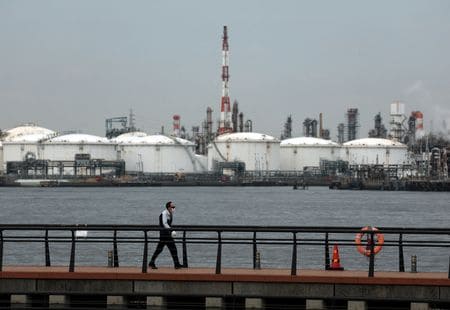 写真は京浜工業地帯の石油精製工場。3月17日撮影。REUTERS/Issei Kato
