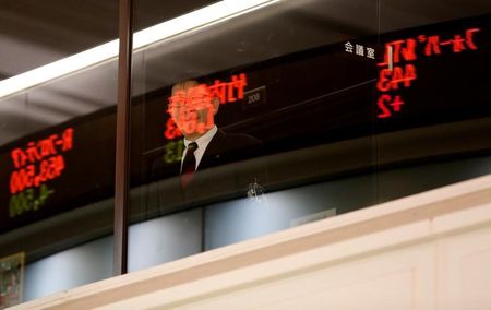 ２７日の東京株式市場で、日経平均株価は前営業日比３５７円３７銭高の１万９０２１円９７銭と反発して始まった。写真は２０１９年１２月、東京証券取引所で撮影（２０２０年　ロイター/Kim Kyung-Hoon）