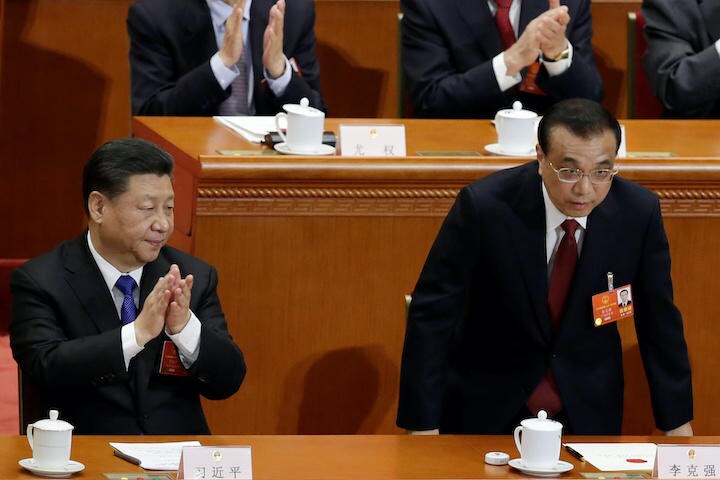 新型肺炎対策本部のトップを押し付けつけられた?李首相（右）と押し付けた?習主席（2018年3月、北京） Jason Lee-Reuters
