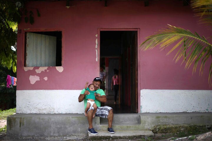 国境で引き離されたが再会できたホンジュラス人の親子。生後15カ月の息子ホアンは5カ月間、一人アリゾナで収容されていた（2018年7月27日）　Edgard Garrido-REUTERS