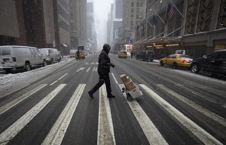 １月２９日、２０１５年第４・四半期の米ＧＤＰ速報値は前期比０．７％増と、２．０％増の第３・四半期から急減速した。写真は２０１４年２月、ニューヨークで撮影（２０１６年　ロイター/