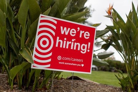 ３月の米雇用動態調査は、求人件数が前月比５９万７０００件増の８１２万３０００件と、２０００年１２月の統計開始以来最高となった。写真は５月１０日、カリフォルニア州で撮影（２０２１年　ロイター／Mike Blake）