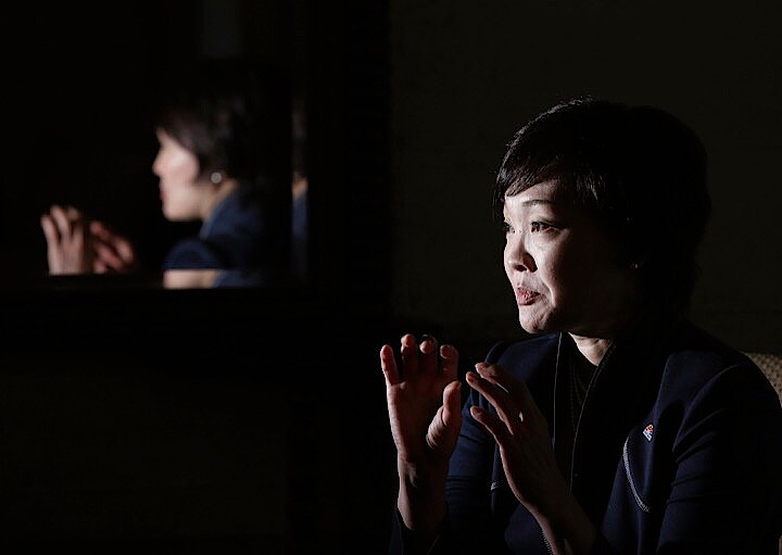 ３月２６日、日本のファーストレディー、安倍昭恵氏はかつて、革新的な思想と言動で保守的な夫との対立も辞さないことで知られた。しかし今、彼女は自らが関わりを持った愛国的教育を看板にした学校への土地売却をめぐる疑惑で渦中の人だ。写真は２０１４年９月、ロイターのインタビューに答える昭恵氏。都内で撮影（２０１８年　ロイター／Toru Hanai）