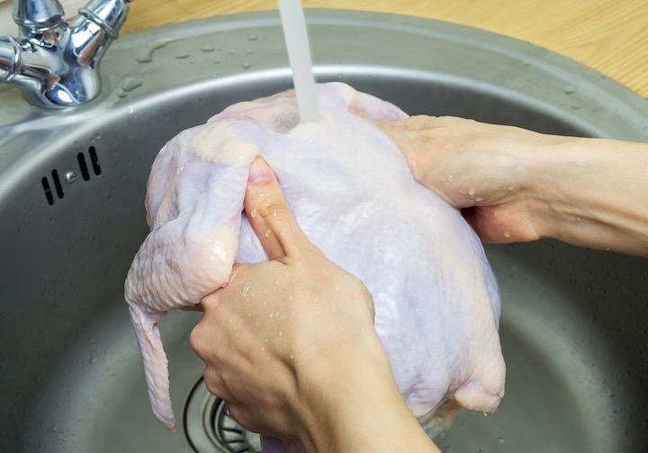 鶏肉を洗わないで、と欧米では啓発に熱心　Evgen_Prozhyrko-iStock