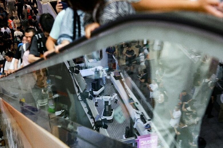 写真は上海で開催された「世界人工知能会議（WAIC）」の様子。7月18日、上海で撮影。REUTERS/Go Nakamura