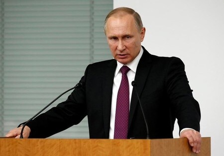　１２月１６日、ロシアのプーチン大統領は、安倍晋三首相との首脳会談後の共同記者会見で、日ロ平和条約締結がロシアの経済的利益に優先するとの立場を表明。写真は経団連会館での民間企業関係者を交えた会合で話すプーチン大統領（２０１６年　ロイター/Kim Kyung-Hoon）