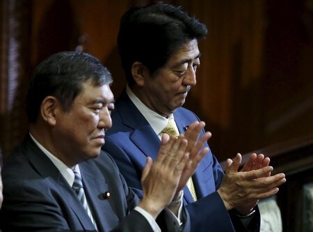 　8月１０日、自民党の石破茂・元幹事長（左）は記者会見し、９月の自民党総裁選挙への出馬を正式表明した。３選を目指す・安倍晋三首相（右）が国会議員の７割の支持を固めたとみられる中で、「正直」「公正」のスローガンを前面に地方票の獲得を目指す。写真は２０１５年７月撮影（２０１８年　ロイター／Toru Hanai）