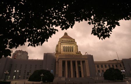 衆議院は２０日午後の本会議で、立憲民主党が提出した盛山正仁文部科学相に対する不信任決議案を与党などの反対多数で否決した。写真は国会議事堂。２００９年８月撮影。（2024年 ロイター/Yuriko Nakao）