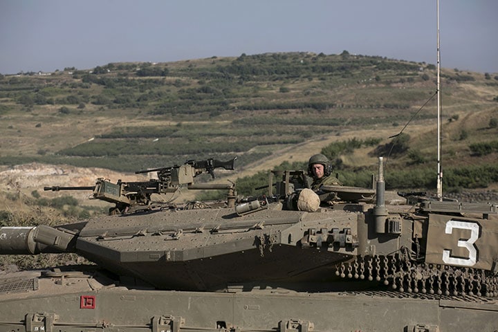 シリアとの国境地帯、ゴラン高原に展開するイスラエル軍（2015年）　Baz Ratner-REUTERS