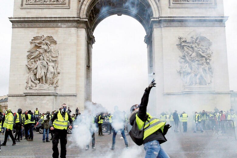 パリの凱旋門前で抗議活動を行う「黄色いベスト運動」のデモ隊　Stephane Mahe-REUTERS