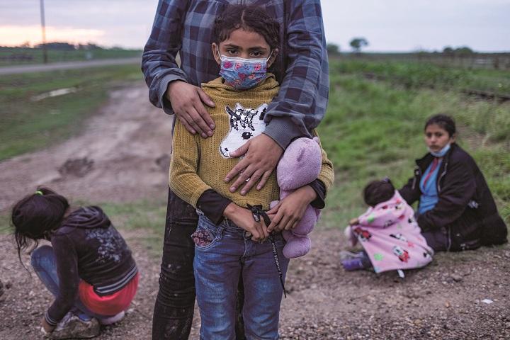 ホンジュラスを出発しメキシコ国境から米テキサス州に入った6歳の少女とその母親　ADREES LATIFーREUTERS