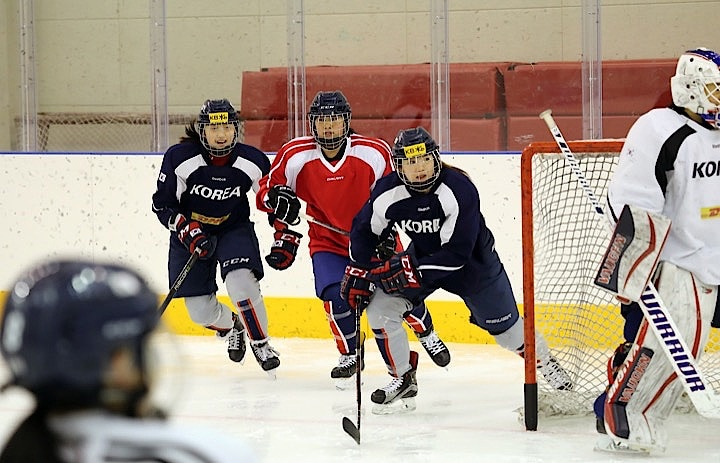 南北合同チームの選手たちが28日、初めて合同練習を行った。　Korean Sport & Olympic Committee / REUTERS