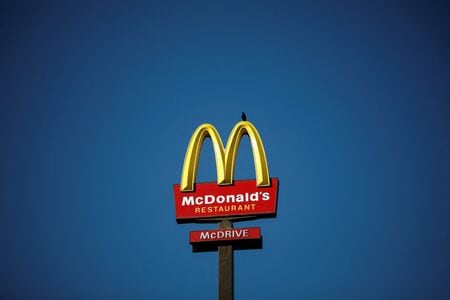 米ファストフードチェーン大手マクドナルドが３０日発表した第３・四半期（９月３０日まで）決算は、利益と売上高が市場予想を上回った。食品価格が高騰する中、低価格のハンバーガーやフライドポテトの需要が堅調に伸びたことが追い風になった。（２０２３年　ロイター／Benoit Tessier）