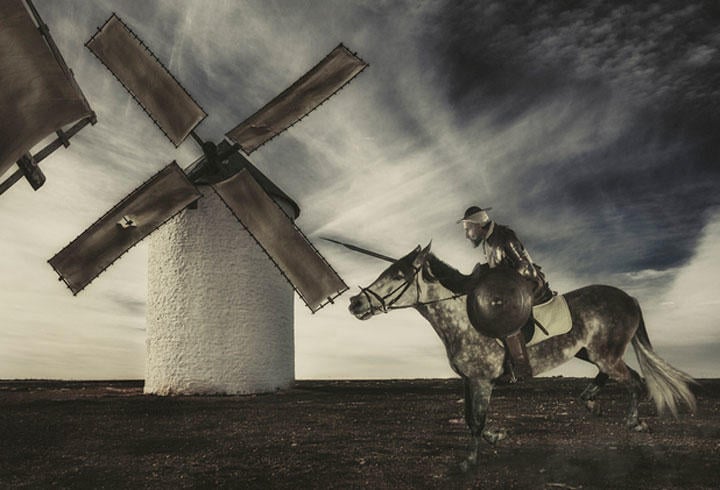 風車を巨人と思い込み突進するドン・キホーテ。現代のドン（トランプ）も風車叩きに余念がない　aluxum/iStock.
