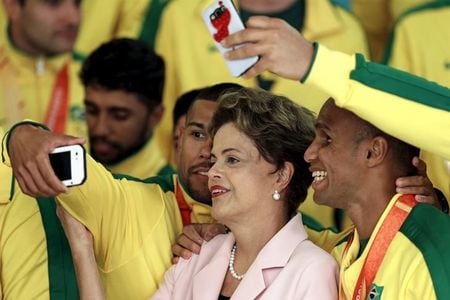 　９月１０日、米Ｓ＆Ｐがブラジルの格付けを引き下げたことを受け、ブラジル政府は今後緊縮措置を講じて財政を立て直すと表明、いち早く投資家の不安鎮静化に動いた。写真はパンアメリカン競技大会の選手との自撮りに応じるルセフ大統領（中央）、ブラジリアで８月撮影（２０１５年　ロイター/Ueslei Marcelino）