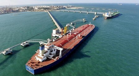 　８月８日、７月の中国の原油輸入は、７カ月ぶりの低水準となった。ただ、前年比では約１２％増加した。税関総署のデータを基にロイターが算出した。写真は山東省の原油輸入港。２００８年１１月撮影（２０１７年　ロイター）