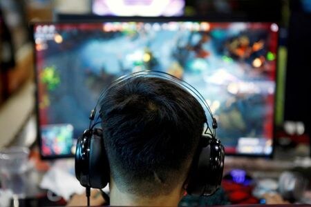 　中国国営メディアは、未成年のオンラインゲームのプレー時間を週３時間に制限した規制について、「依存症を防ぐ」ため、抜け穴をふさぐ必要があるとの論説記事を掲載した。写真は北京のネットカフェ。８月撮影（２０２１年　ロイター/Florence Lo）