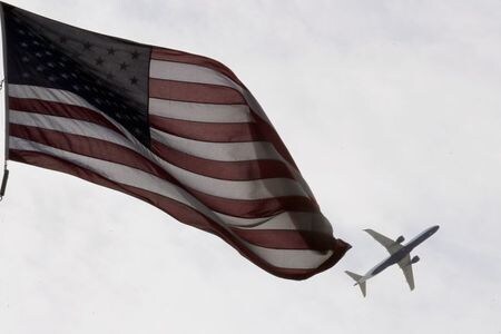 米ホワイトハウスは９日、２０３０年までに航空業界の温暖化ガス排出量を２０％削減することを目指すと発表した。５０年までのカーボンニュートラル実現に向けたバイデン大統領の取り組みの一環。写真は５月２７日撮影（２０２１年　ロイター/Brian Snyder）