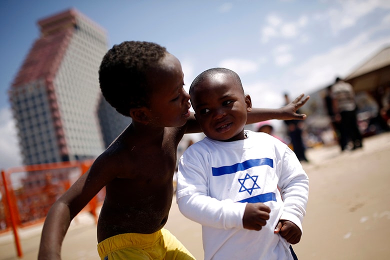 イスラエルはアフリカからの難民に冷たい（テルアビブの海岸で遊ぶ難民の子供たち）　Amir Cohen-REUTERS